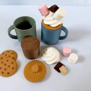 Een kopje chocolademelk met wat lekkers erbij. Mmm, dit smaakt altijd.