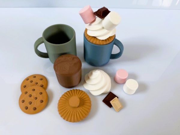Een kopje chocolademelk met wat lekkers erbij. Mmm, dit smaakt altijd.